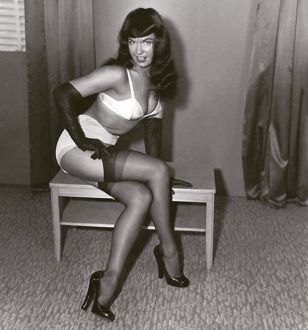 Lingerie and opera gloves… classic Bettie! 💋👑

~Thanks to Bruno Gely!~

#pinup #bettiepage #1950s #irvingklaw