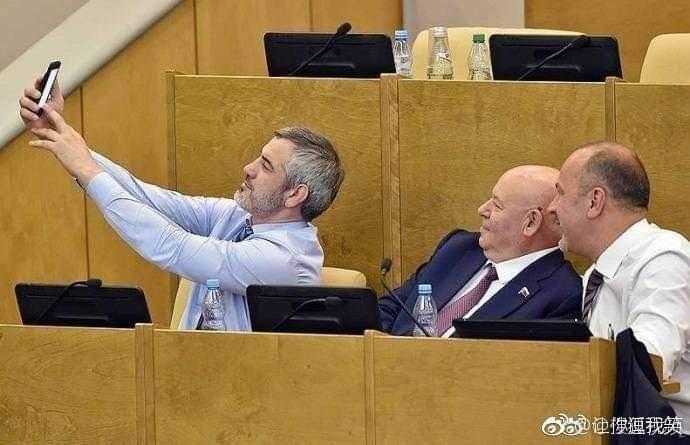 mor_ayla's tweet photo. Putin salonu terk ettikten sonra, Rusya meclisinden görüntüler.. 😁 https://t.co/ToCTE8VWvi