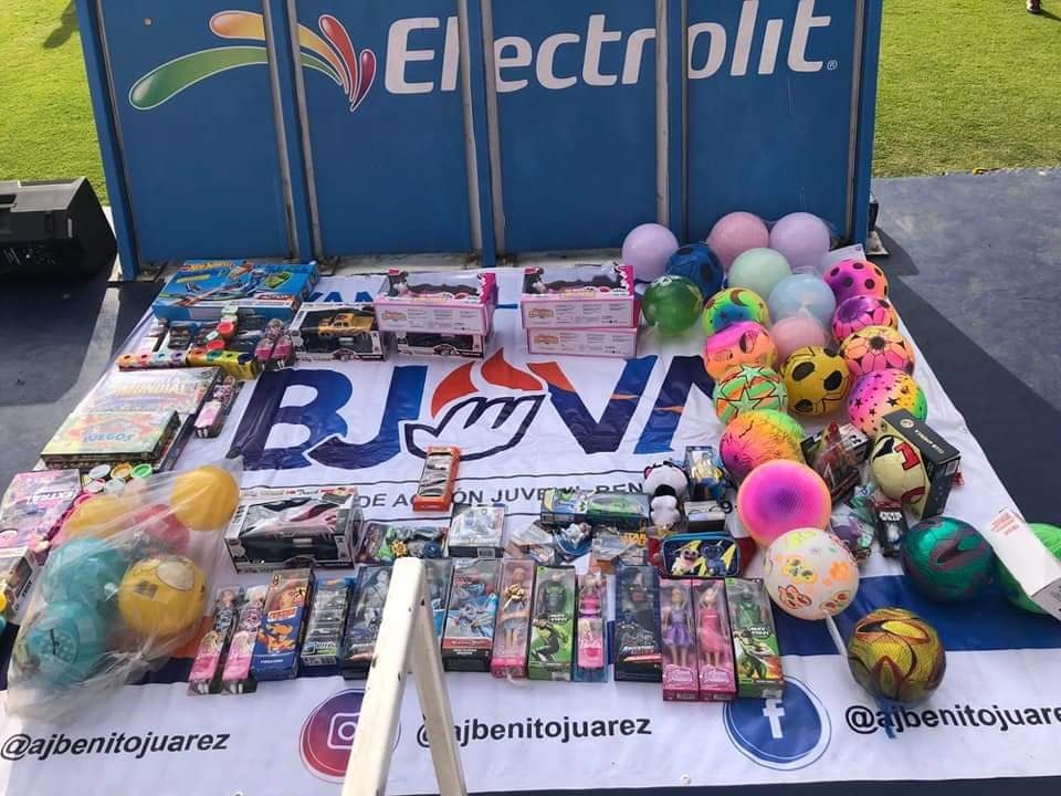 ajbenitojuarez's tweet photo. Gracias a todas y todos los que hicieron posible las #RetasConCausa que armamos junto a @AJ_Xochi, pronto podremos llevar un detalle a las niñas y niños que más los necesitan. Gracias @AAtaydeR Alejandro Gutierrez, @RMirandaB Roberto Gutierrez y @BelmontAdrian por acompañarnos!! https://t.co/85ukdnjTgy