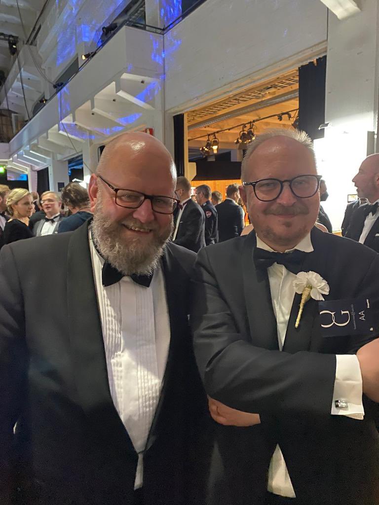 mirossi's tweet photo. Setämiehet #optiongaala ssa. Isäntä @arnoahosniemi ja Jätkäsaaren pullukka #kauppalehti @KauppalehtiFi https://t.co/aRWOgOPffX