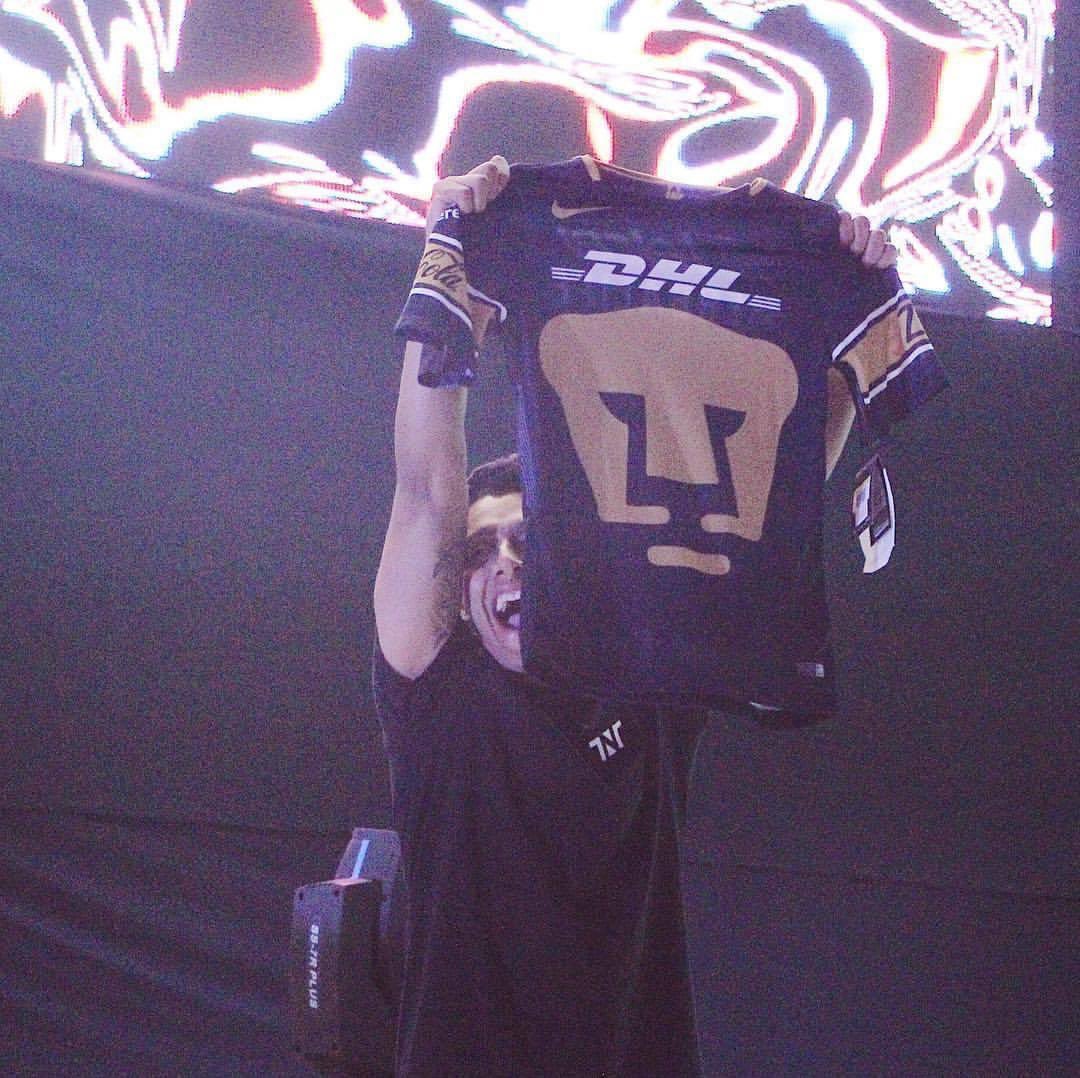 JairTenorio's tweet photo. @PumasMX @CervezaTecate El buen @htdelagarza y @RadicalRDCL me dieron esta playera !! No salen pero fueron los culpables!! 
Manden los RT 
#CervezaOficial #SoyDePumas https://t.co/o4tNG5fONN