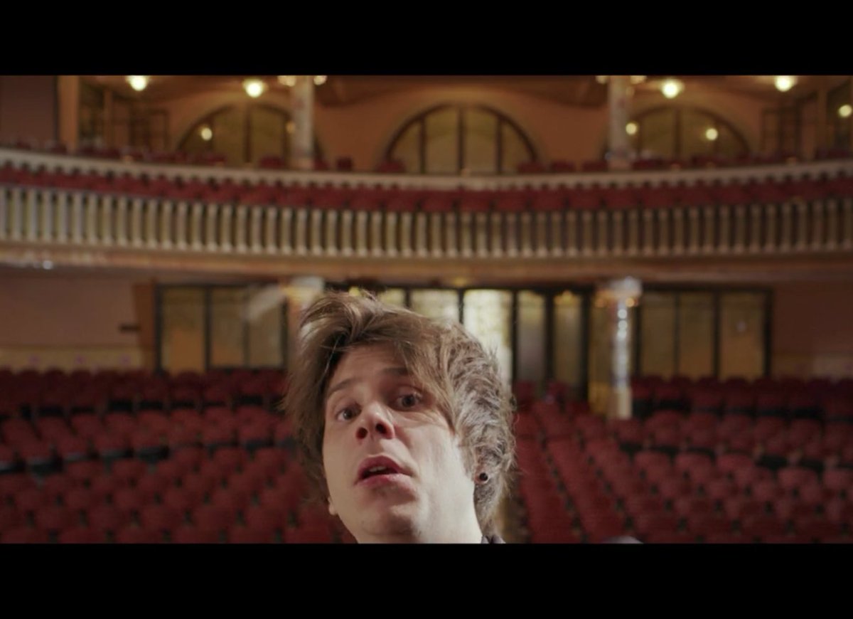 Ever_estt's tweet photo. @Rubiu5 Las referencias en todo el video son expectaculares, en especial este: 
2012                                 2021 https://t.co/txYuv5dZ7A