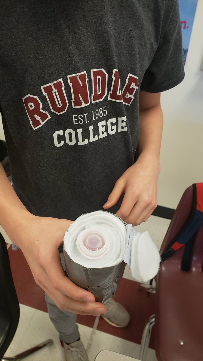 Have these students done what it takes to prevent their 'mice' from freezing? We'll find out tomorrow! #WeAreRundle #becurious <a href="/RundleJrHigh/">Rundle College Jr. High</a>