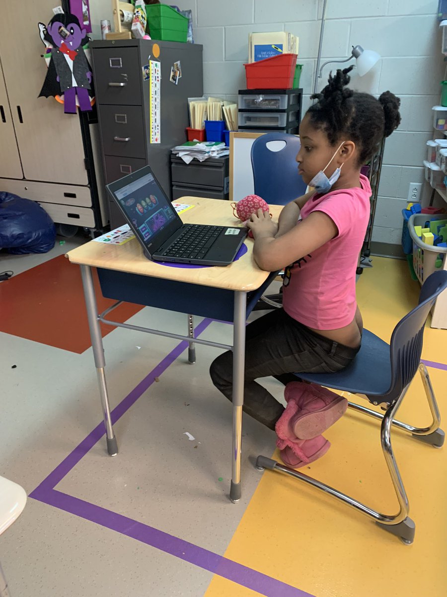 MrsAscrazyclass's tweet photo. A little relaxing Christmas music while working hard on #LexiaCore5! #differentiatedlearning @OldHundredES https://t.co/axXJy7vetk