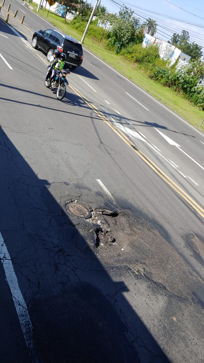 AsoCovall's tweet photo. @aguadequito @ObrasQuito @santiguarderas. Diagonal al hospital de los Valles vía interoceánica Cumbayá - Tumbaco, se ha formado un cráter, que puede causar un accidente. Por favor su atención https://t.co/1Nd8m6yjU1