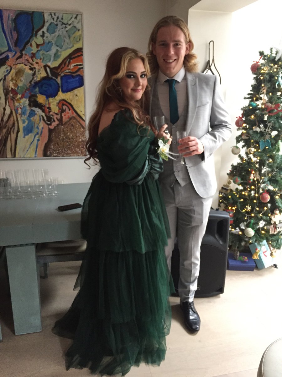 DarinaNiC's tweet image. Bless their patience! Finally, 2 yrs on, my lovely daughter @ZENAdonnelly DEBS @ Ardee Castle 💃 Fantastic group of young people in her yr &amp;amp; so well deserved this great day out for them 💚💃 #debs #graduation #classof2019 #dublinacademy  #dsoc  #ardeecastle #tierneycastle #louth