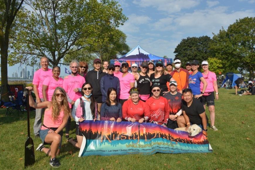 Kaola Baird (segunda a la izquierda) con sus compañeros de equipo en el Festival de la Regata del Dragón en septiembre de 2021. © 2021 Samer Muscati/Human Rights Watch