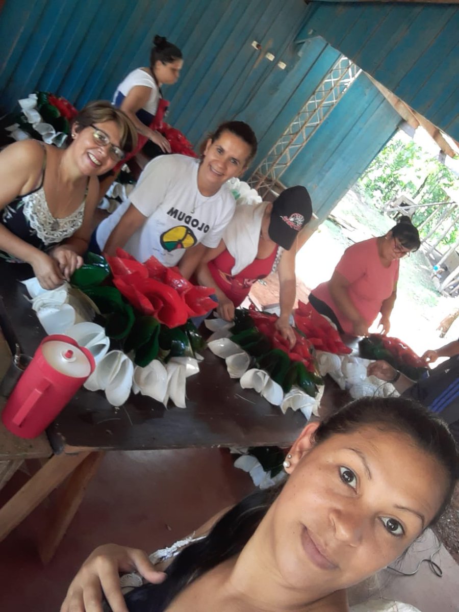 👏❤️Felicitaciones y gracias a los vecinos del Barrio Los Laureles. 
Nuevamente decoraron nuestro acceso, trabajando por varias semanas con mucho cariño y compromiso. 
Se nota que vive en ellos el espíritu navideño,  la solidaridad y el amor por la comunidad!