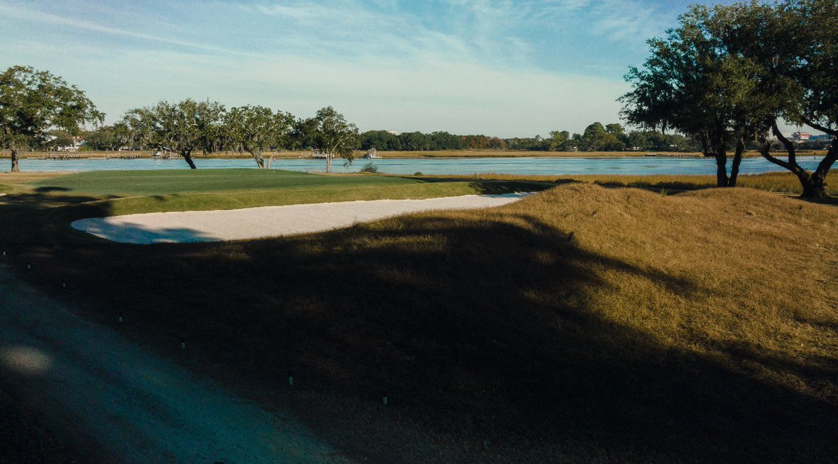fried_egg_golf's tweet photo. It’s very cool that CC of Charleston let @KyleFranzGolf restore their Alps feature (big mount in front) on the 10th hole. The hole went from one of the least thought provoking to one of the most. Approaches from the left are blind now while the right side offers a glimpse. https://t.co/p9wWL1Rtem
