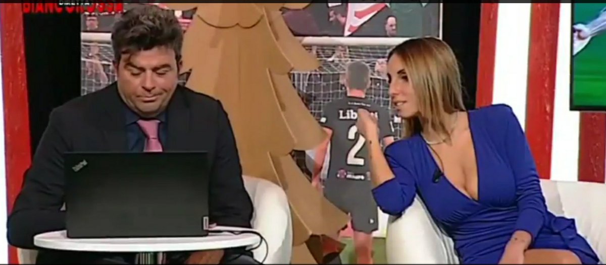 calciovicenti's tweet photo. Jessica #Franceschetti in studio, al gol del pareggio di Dalmonte, fanno sognare i fan. Durante #VicenzaBenevento #seriebkt in diretta su #DirettaBiancorossa
#LRVicenza #soccergirl #intags #fashionmoda #gossip
https://t.co/oo1mpoCWXM https://t.co/tfV7Ibm5ix