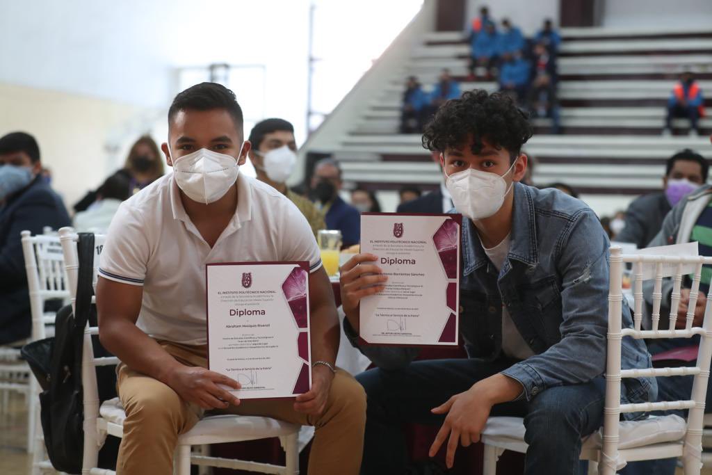 Felicito a todos los politécnicos que participaron en los Concursos Académicos Institucionales 2021 del nivel Medio Superior, gracias por su esfuerzo y compromiso, así como por llevar con orgullo los colores guinda y blanco y por poner “La Técnica al Servicio de la Patria”.