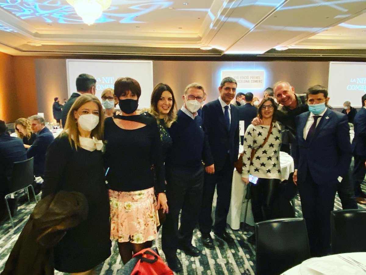 CorEixample's tweet photo. 🎖L’equip de #Coreixample a la XVII Edició dels Premis Barcelona Comerç a @HotelArtsBcn! 🔝
I amb la millor companyia! @eixosbcn @gencat @bcn_ajuntament 💚 https://t.co/xS6EqsqiuY