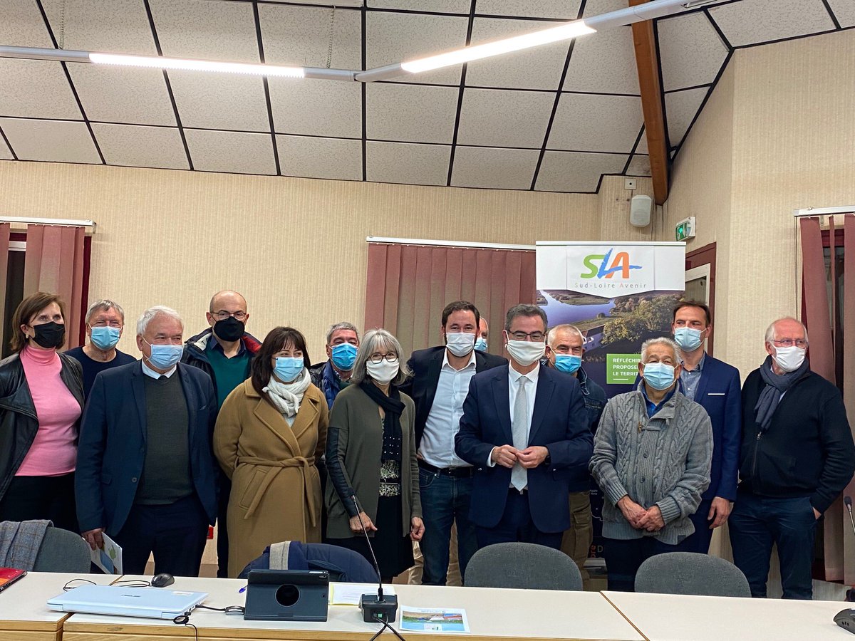 SudLoireAvenir's tweet photo. #Direct #AG #Renouvellement : Le Pdt de SLA, @FHervochon félicite les nouveaux membres du CA élus : @AzilizGouez ,VPdte de @NantesMetropole , @StephaneGachet , Conseiller régional @paysdelaloire , @SandraImperiale , Maire de @VilleBouguenais et Karine PAVIZA, Maire de #Geneston https://t.co/O9MVJSjotk