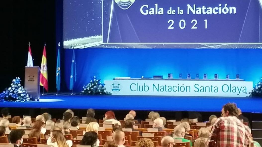 CsGijon's tweet photo. Esta tarde hemos acompañando a premiados y homenajeados del Club de 🏊🏻Natación Santa Olaya en una emotiva jornada donde se premiaron las virtudes de constancia, compromiso y esfuerzo en mayores y jóvenes del #CNSO. 
Enhorabuena a los premiados!! 
🟠Cs Gijón siempre con el deporte https://t.co/anfVtPy8n5