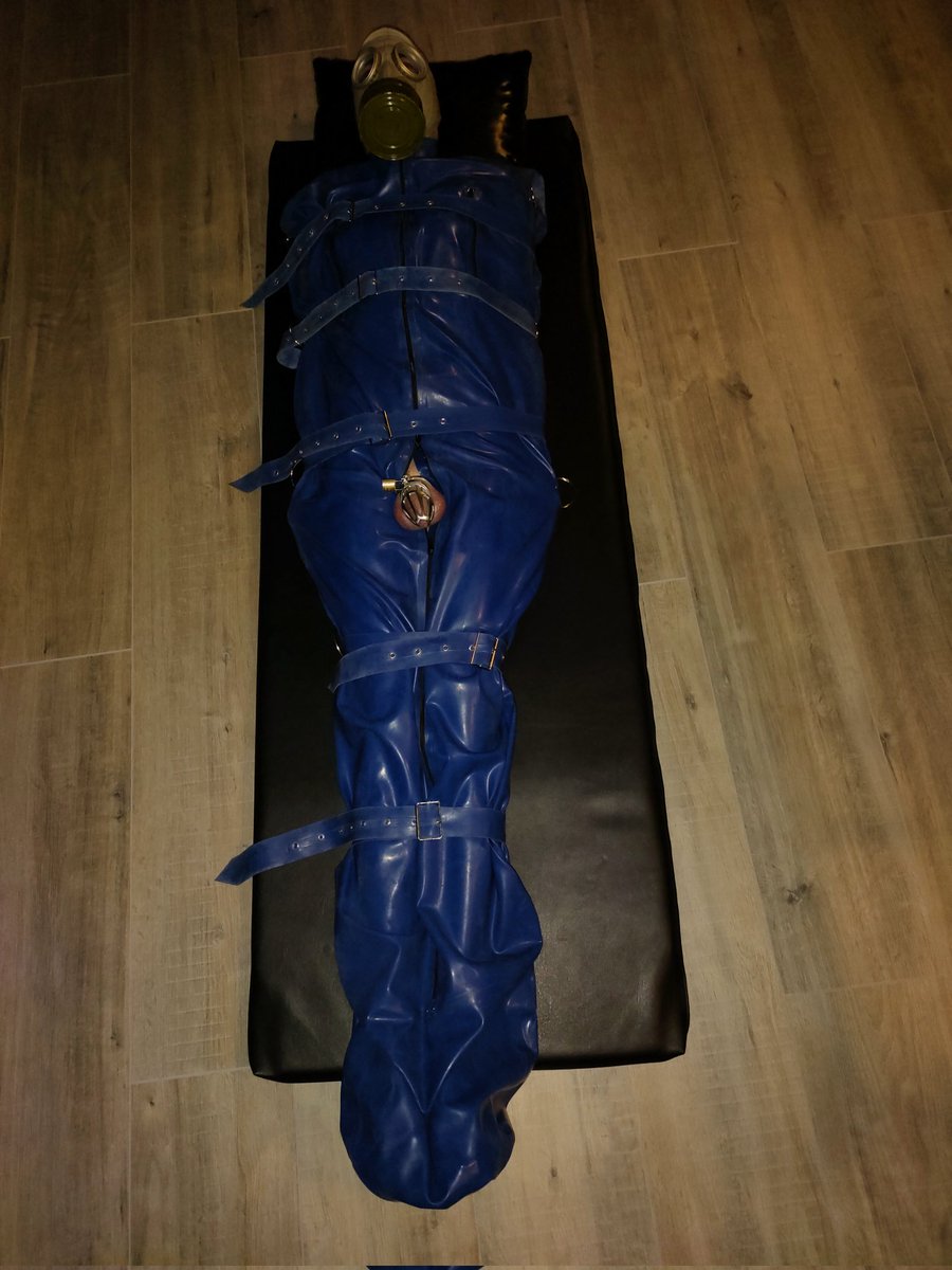 Een slaaf zo geil krijgen dat hij klaarkomt door de kuisheidskooi heen. Zou jij dat ook kunnen? 👀 #bdsm #cb #chastity #MeesteresSaMantha #teasing