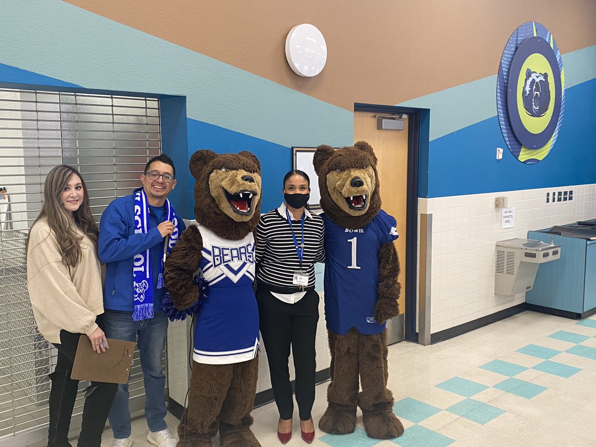 FJORDAZ's tweet photo. Bowie H.S. in the Guillen “Grizzlie” house sharing the numerous options available for our future BEARS!  The “Best Is Yet To Come” for the Bear Nation  Class of 2026!!! Oso! Oso! Oso! #iamepisd @maribelruiz2015 https://t.co/kGgKj8Qpay