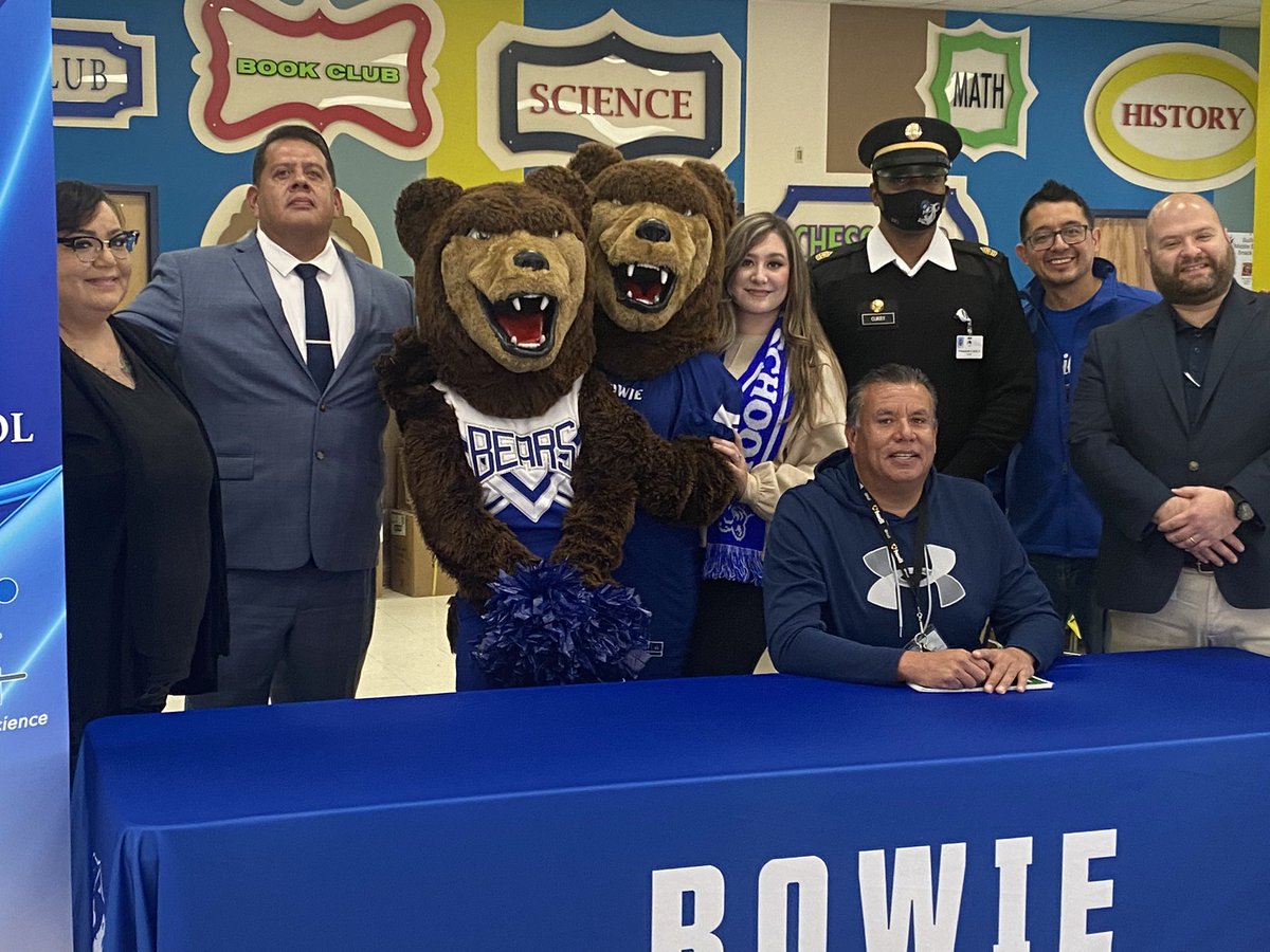 FJORDAZ's tweet photo. Bowie H.S. in the Guillen “Grizzlie” house sharing the numerous options available for our future BEARS!  The “Best Is Yet To Come” for the Bear Nation  Class of 2026!!! Oso! Oso! Oso! #iamepisd @maribelruiz2015 https://t.co/kGgKj8Qpay