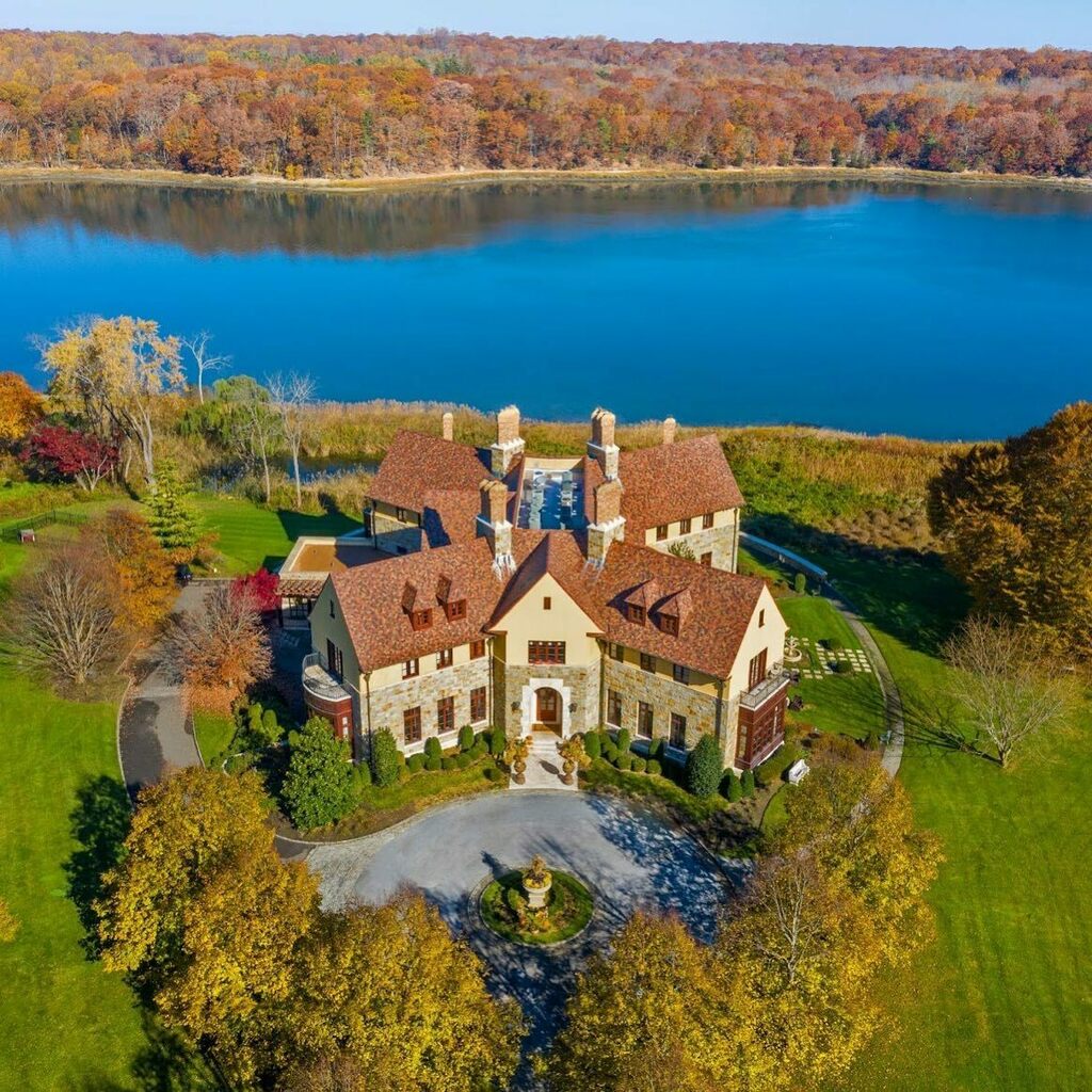 SmirosArchitect's tweet photo. An autumnal view of the sun trap estate in Lloyd Harbor, New York #smirosarchitects #lifestylecurators
Photo by @vvuoto_bestaerialphotos https://t.co/4WTiQQUhZs