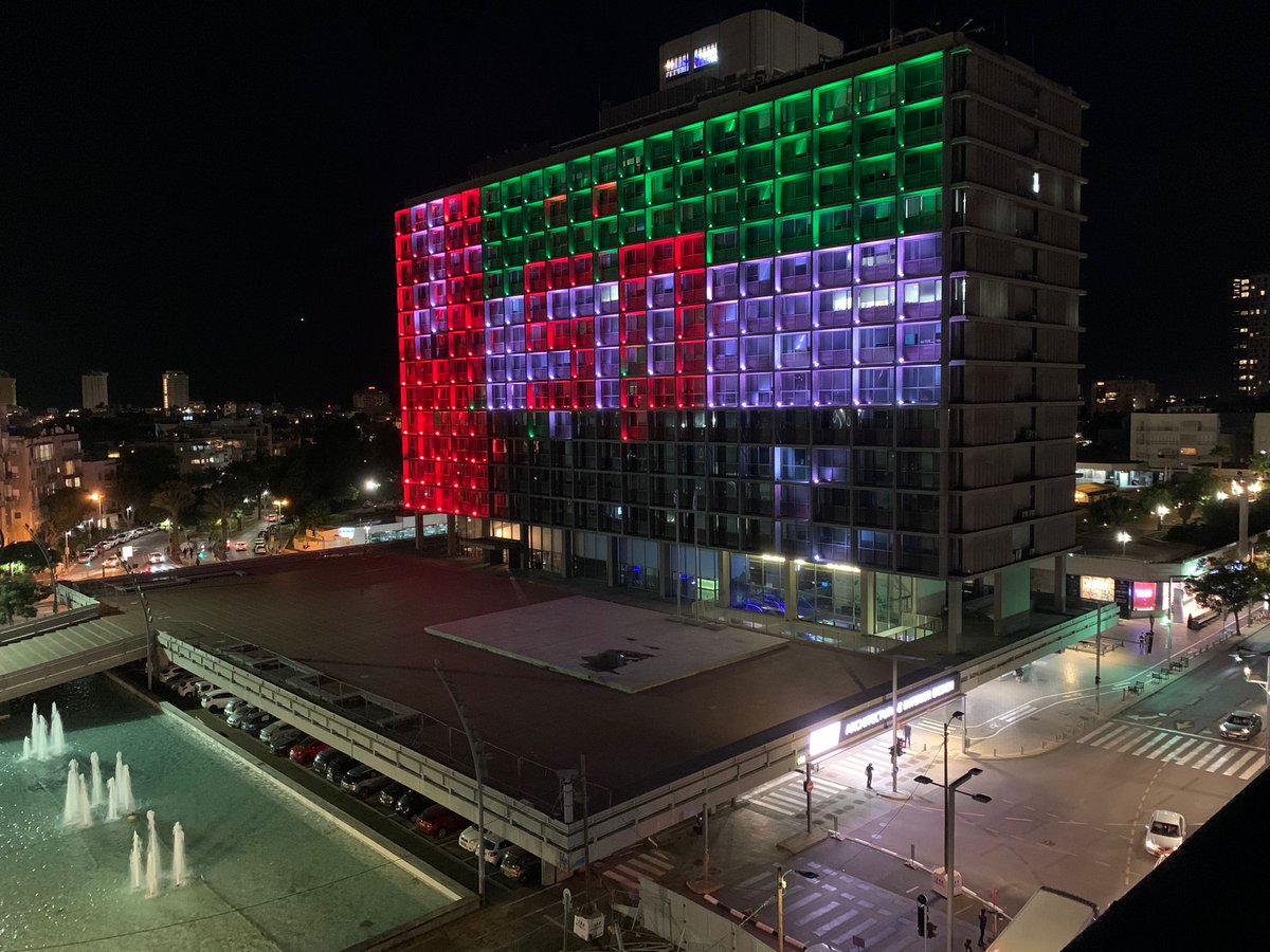 مبنى بلدية تل أبيب الإسرائيلية يحتفل ب اليوبيل الذهبي لدولة الإمارات ويلون