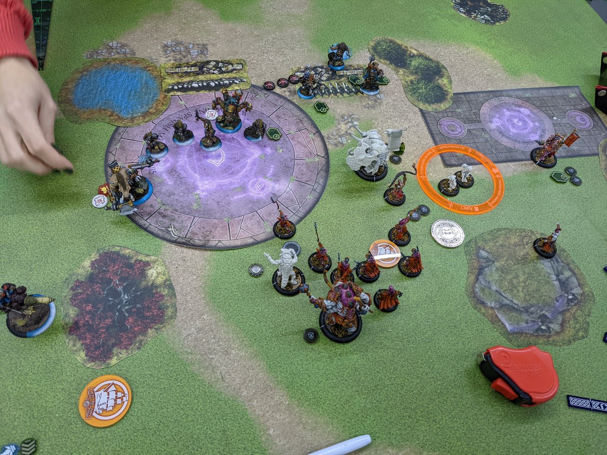wardiceclub's tweet photo. Fotos de la partida de hoy a #Brawlmachine, la versión reducida de #Warmachine de @privateerpress Carver (Minions) vs Xekaar (Skorne) https://t.co/xOAiiQAZEl