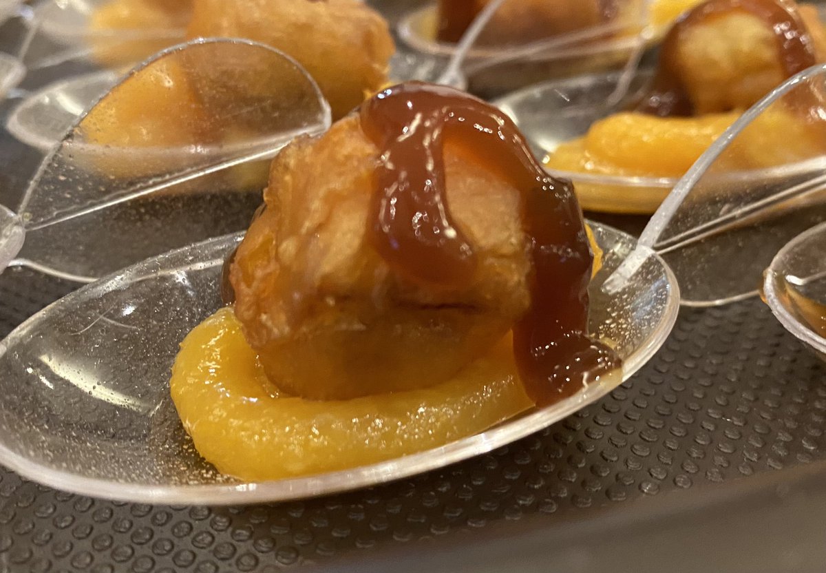 mesondraimundo's tweet photo. Nuestra propuesta caliente para @tu_casa_azul
Caramelo de Berenjena con Mermelada de Naranja al Pedro Ximénez
#chefsazules https://t.co/6By4GxiBWs