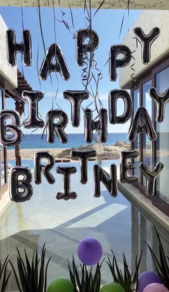 DailySpears's tweet photo. From Sam’s Instagram story 🎁❤️🎉🎉 https://t.co/R7VrFHc74q