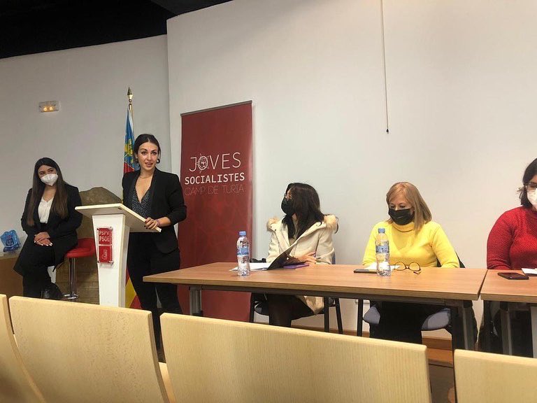 JSPV_Valencia's tweet photo. Nuestra compañera @AnaDominguez_C ha participado en las jornadas organizadas por los compañeros de @jovesribaroja 🔴 hablando sobre feminismo del siglo XXI. 

Además también ha estado @MSAlepuz como presidenta de @dones_joves 💜.

#CharlasFeministas https://t.co/lcsCwHNKuT