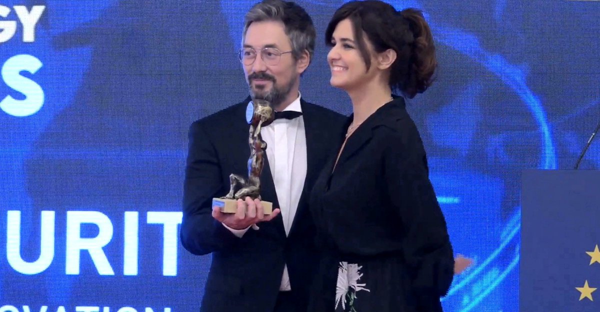ClassInTheBox's tweet photo. Siiiiiii! 👏🏼👏🏼👏🏼 Acabamos de recibir el European Technology Award en la categoría de Technological Innovation 🏆 por @ClassInTheBox! Va por todos vosotros!🥂🍾 @AwardsEuropean @AOTECH1 #EuropeanAwards21 https://t.co/H3w35ZCq7Z