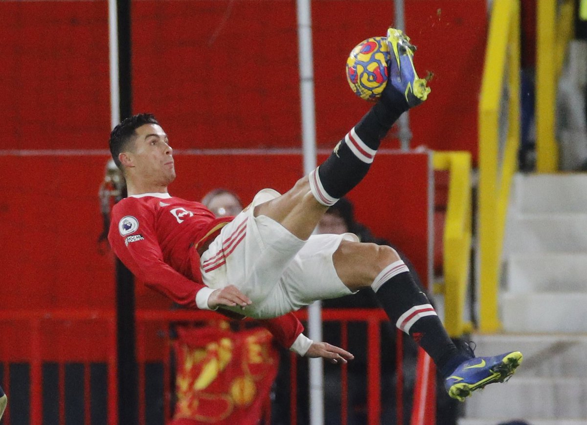 Роналдо забивает гол головой. Роналду Манчестер Юнайтед. Cristiano Ronaldo gol Manchester Yunayted.