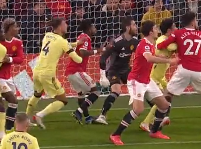 MauriceMazenier's tweet image. Heb de beelden van de 0-1 van Arsenal maar eens grondig geanalyseerd en Fred krijgt gewoon een douw van White waardoor hij op de voet van De Gea terecht komt. Goal had dus 100% geannuleerd moeten worden. #MUNARS #StopdeVAR #VARschrikkelijk