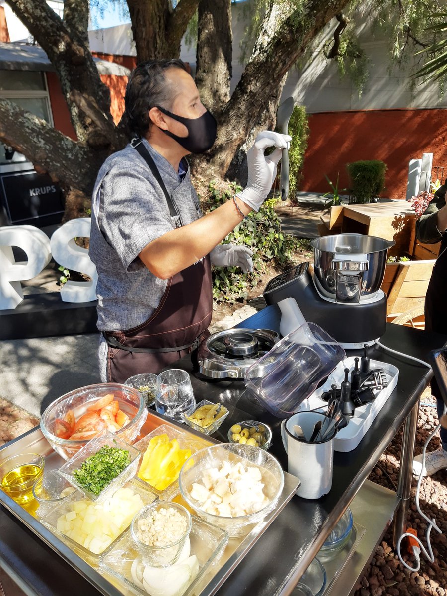 bedivand2's tweet photo. Hoy preparamos este bacalao en cuestión de minutos con Prep&Cook de #Krups en #CentroCulinarioKrups.
Es una maravilla porque rebana, mezcla, fríe y hace hasta postres. 👩🍳 El mejor robot asistente de cocina eh??
#FromSimpleToGourmet
#asísícocino https://t.co/ZgVgTBiGp8