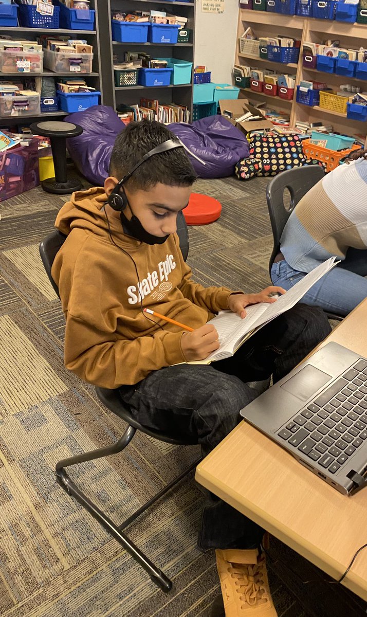 GiulianoELA6's tweet photo. Comparing and contrasting across two different nonfiction texts! #artsmiddle @CrecArtsMiddle1 https://t.co/KvBYKhg2pS