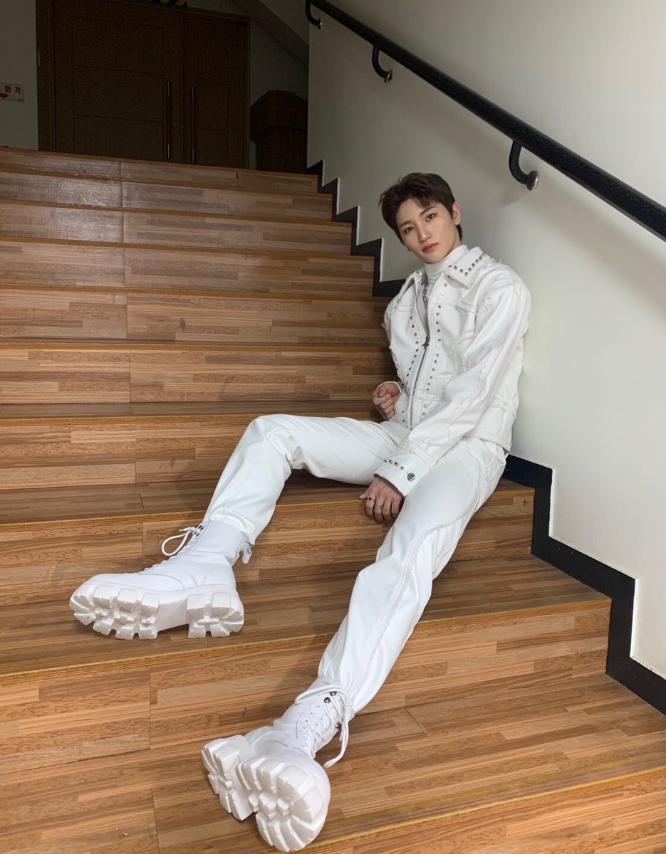 blitzersworld's tweet photo. 211203 lutan fancafe

Ding Dong blee! Did you enjoy AAA today? I worked hard to make it look good to blee. It's a bit unfortunate, but if you look at it in a cool way, I'm so thankful and happy to be able to stand on such a cool stage and award ceremony thanks to blee. 😆 + https://t.co/VyafqCLmVB