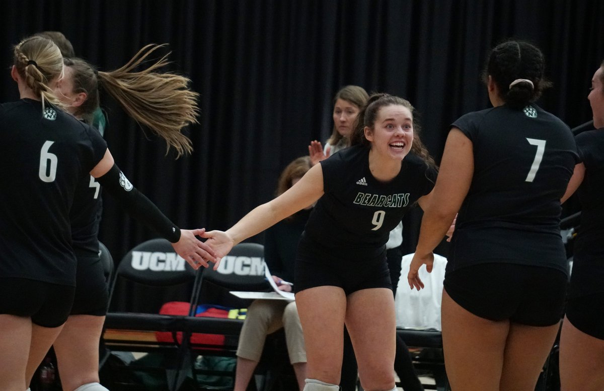SportsMDF's tweet photo. The most accomplished group of seniors in @NWBearcatVB history. Congrats to @___rachel18, Hannah Koechl, @kelsey_havel, @AhrensMaddy and @Soph_Mac12. 

That group has helped set a new standard for Bearcat volleyball. https://t.co/wWeS0ff61k