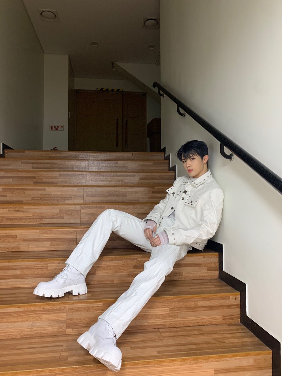blitzersworld's tweet photo. 211203 juhan fancafe

It's a gift for Blee because I'm in a good mood.
Thank you for always loving and supporting us.
Thanks to you, we were able to win an award.
We'll work harder to show you great performances.
Let's continue to run for a long time.^^
I love you 🤍 https://t.co/Hw2TIrj0l2