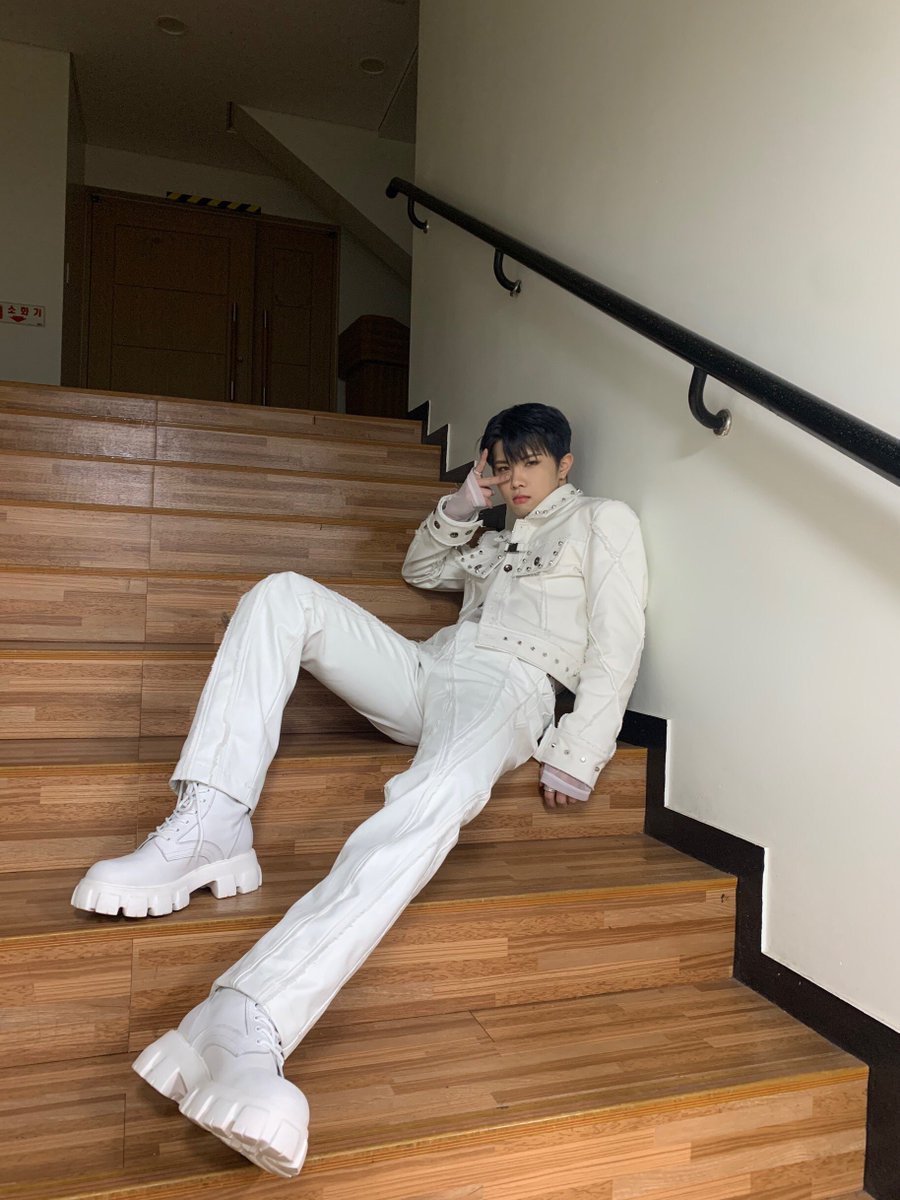 blitzersworld's tweet photo. 211203 juhan fancafe

It's a gift for Blee because I'm in a good mood.
Thank you for always loving and supporting us.
Thanks to you, we were able to win an award.
We'll work harder to show you great performances.
Let's continue to run for a long time.^^
I love you 🤍 https://t.co/Hw2TIrj0l2