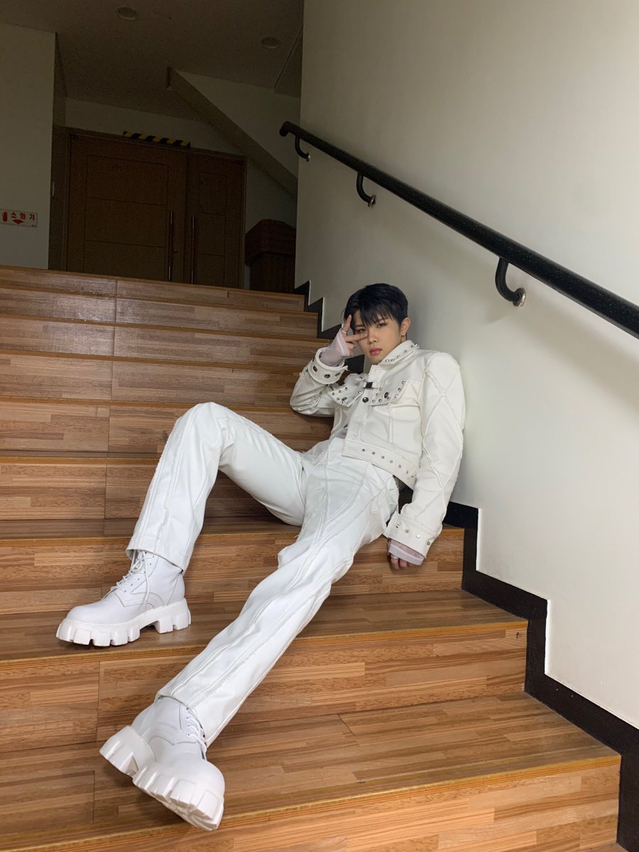 blitzersworld's tweet photo. 211203 juhan fancafe

It's a gift for Blee because I'm in a good mood.
Thank you for always loving and supporting us.
Thanks to you, we were able to win an award.
We'll work harder to show you great performances.
Let's continue to run for a long time.^^
I love you 🤍 https://t.co/Hw2TIrj0l2