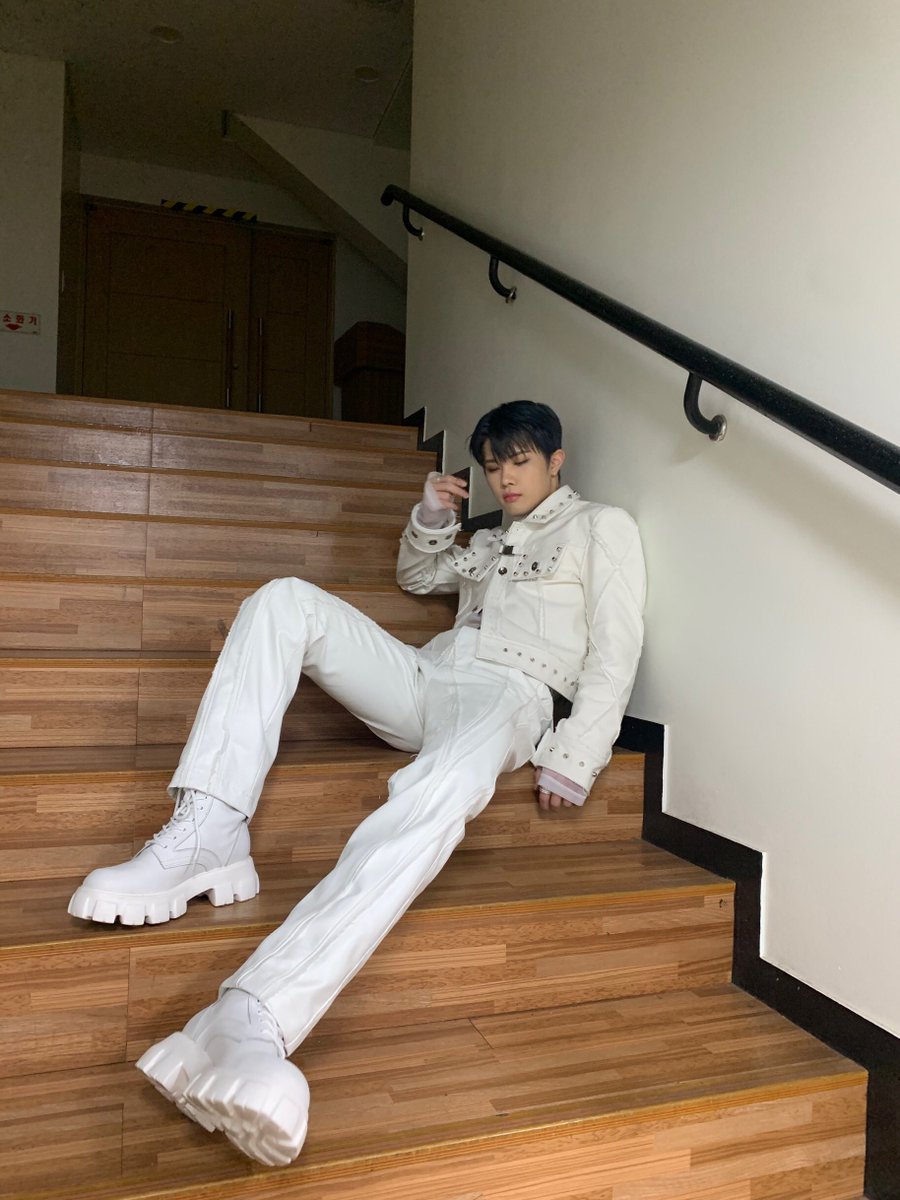 blitzersworld's tweet photo. 211203 juhan fancafe

It's a gift for Blee because I'm in a good mood.
Thank you for always loving and supporting us.
Thanks to you, we were able to win an award.
We'll work harder to show you great performances.
Let's continue to run for a long time.^^
I love you 🤍 https://t.co/Hw2TIrj0l2