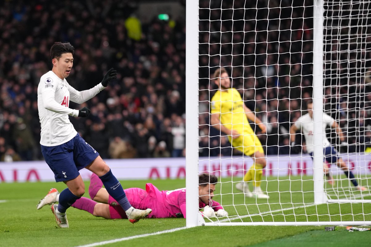 SPURS CLOSE GAP ON TOP FOUR SPURS CLOSE GAP ON TOP FOUR