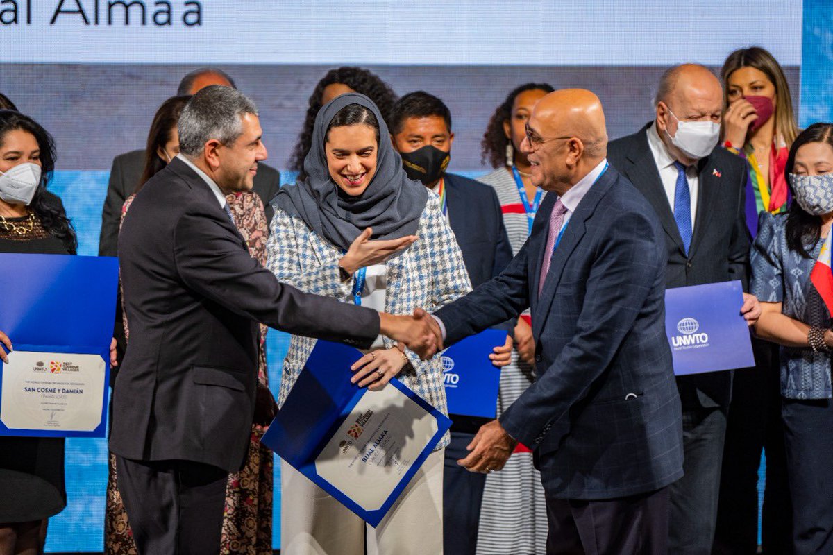 hmalsaud1's tweet photo. أعلنت منظمة السياحة العالمية @UNWTO قرية رجال ألمع في عسير كواحدة من أفضل القرى السياحية في العالم 🌎! نفتخر بأن العالم يحتفل بالقرى السعودية كوجهات يعشقها أهلها، ترحب بزوارها، وتحافظ على تراثها و تاريخها – انجاز كبير للمملكة ووجهاتها السياحية 🇸🇦 https://t.co/KhOABkyaNL