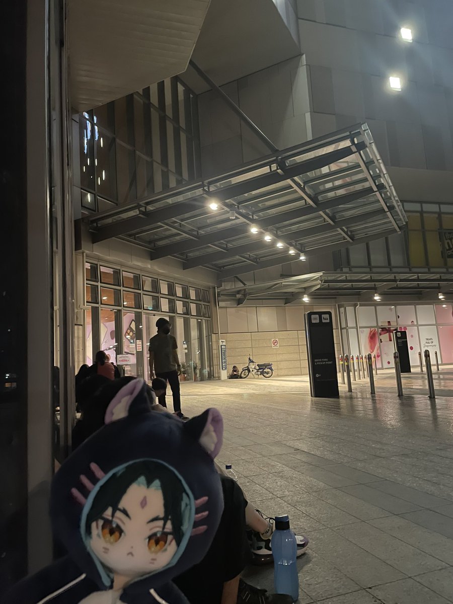 aqeousclover's tweet photo. Good Morning and Live Update for the Genshin Impact Merchandise Queue👾 There’s more people behind me 😭👍🏻 Manifesting to get at least 2- 3 merch 🌞
#GenshinImpact #Hoyofestmalaysia #hoyofestmy
#myburgerlab https://t.co/NKfdy54ibQ