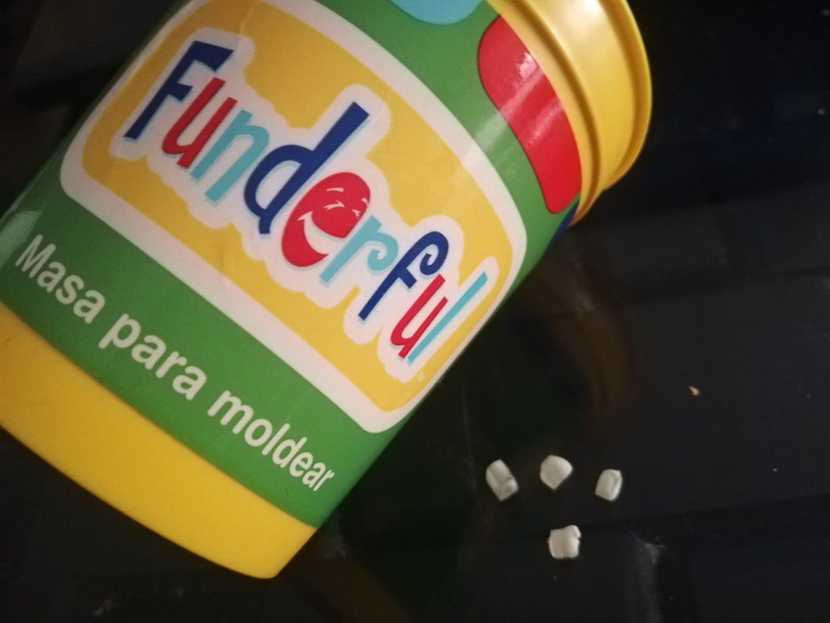 NEdGouveia's tweet image. Estaba buscando a #Funderful para ir directo con ellos pero al parecer no tienen información de contacto mas que la dirección en Monterrey. La masa para moldear trae estos pedacitos de plástico muy duro, @HEB_Mexico aplíquense, esto podría ser muy peligroso para los niños.