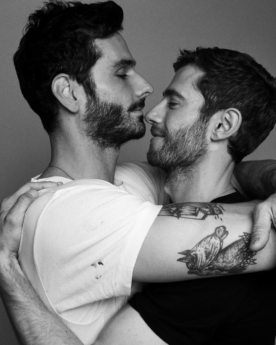 Julian Morris (Pretty Little Liars) revelou publicamente que está há 18 anos em um relacionamento com o artista Landon Ross:

'18 anos juntos e eles foram os melhores porque foram com você. Eu te amo.' 🏳️‍🌈