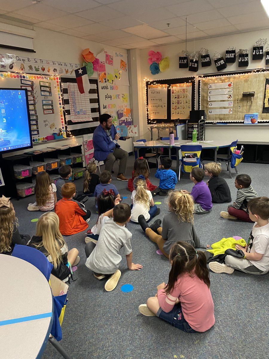 KeithBPatrick's tweet photo. Nothing will brighten your day like reading to a Kindergarten class! Thank you to @LBKUnitedWay for keeping United We Read going all year long! And thank you to @chelseanicbrady for letting me hang out with your kiddos, you're doing an amazing job with them! #FrenshipWay https://t.co/mhelp4NF6t