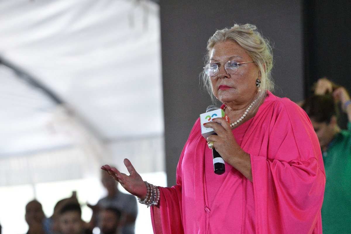 Sandra Manzone (@sandramanzone) on Twitter photo Tenemos que entender que lo importante en la vida no es la política, que lo importante en la vida es ser persona, y tenemos que amar la diferencia <a href="/elisacarrio/">Elisa Lilita Carrió</a> #CCARI20Años Tenemos que entender que lo importante en la vida no es la política, que lo importante en la vida es ser persona, y tenemos que amar la diferencia <a href="/elisacarrio/">Elisa Lilita Carrió</a> #CCARI20Años