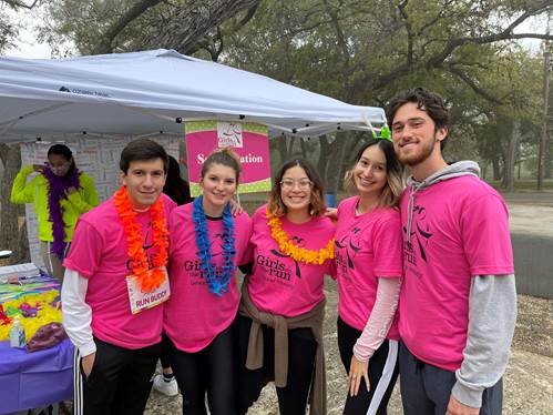 alvarez_ssc's tweet photo. The Business Student Council volunteered for the Girls on the Run 5K to assist girls running the race! A great example of business student orgs embodying the Community Service & Involvement Pillar, one of the Four Pillars of student success in the Alvarez College of Business. 🏃♀️ https://t.co/MmmWekP3rc