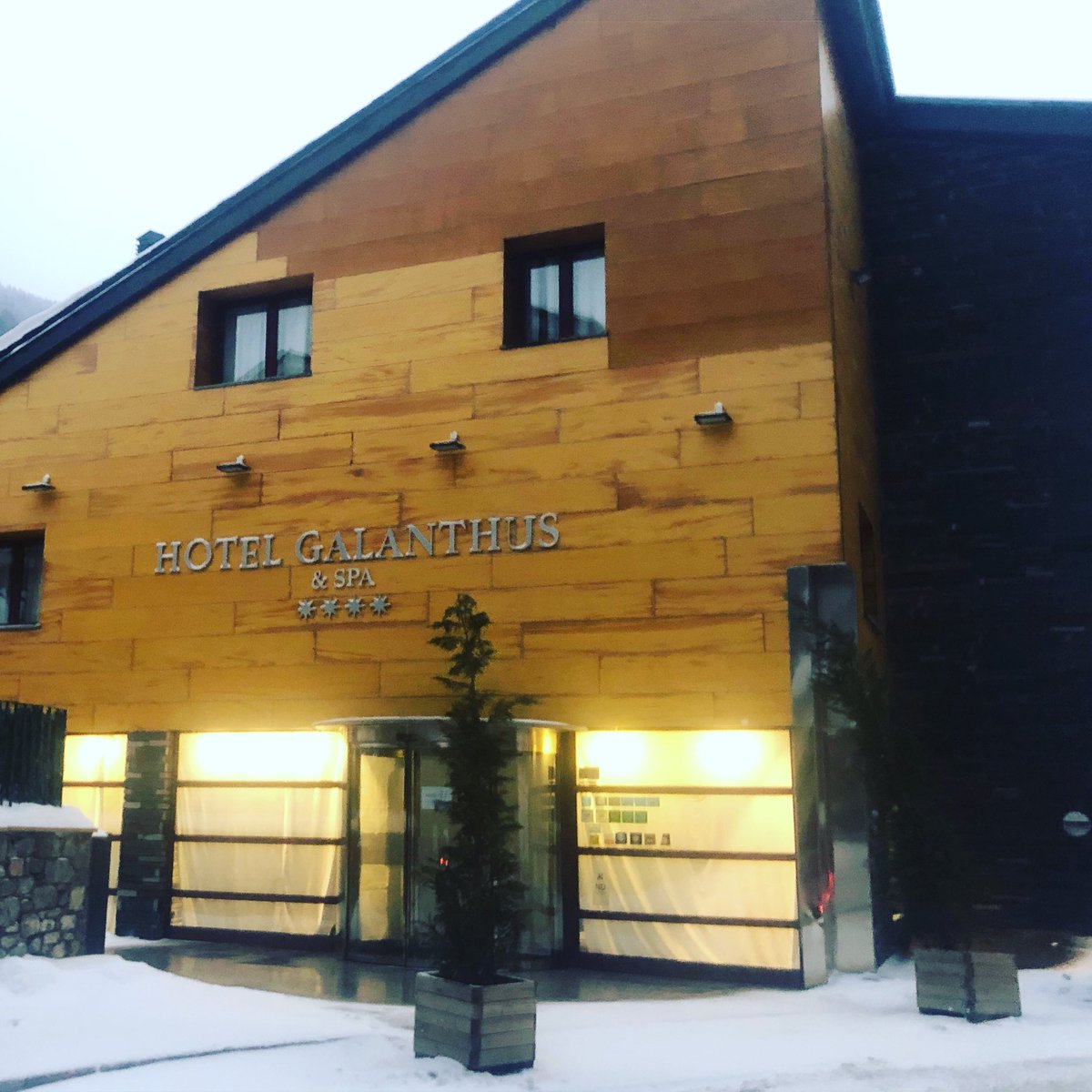wuaugalanthus's tweet photo. #skiseason ⛷ 🔛 ‼️con #ilusion y 20 meses después , este viernes recibiremos 🥰 a nuestros queridos clientes esquiadores 🎉🎉 .
Bienvenidos !!
Benvinguts !!
Bienvenue !!
Welcomme !!
Benvindos !!

#wuauhotels #hotelgalanthus #soldeu #canillo #incled #andorra🇦🇩 #snow #grandvalira https://t.co/gcnPjdTSSZ