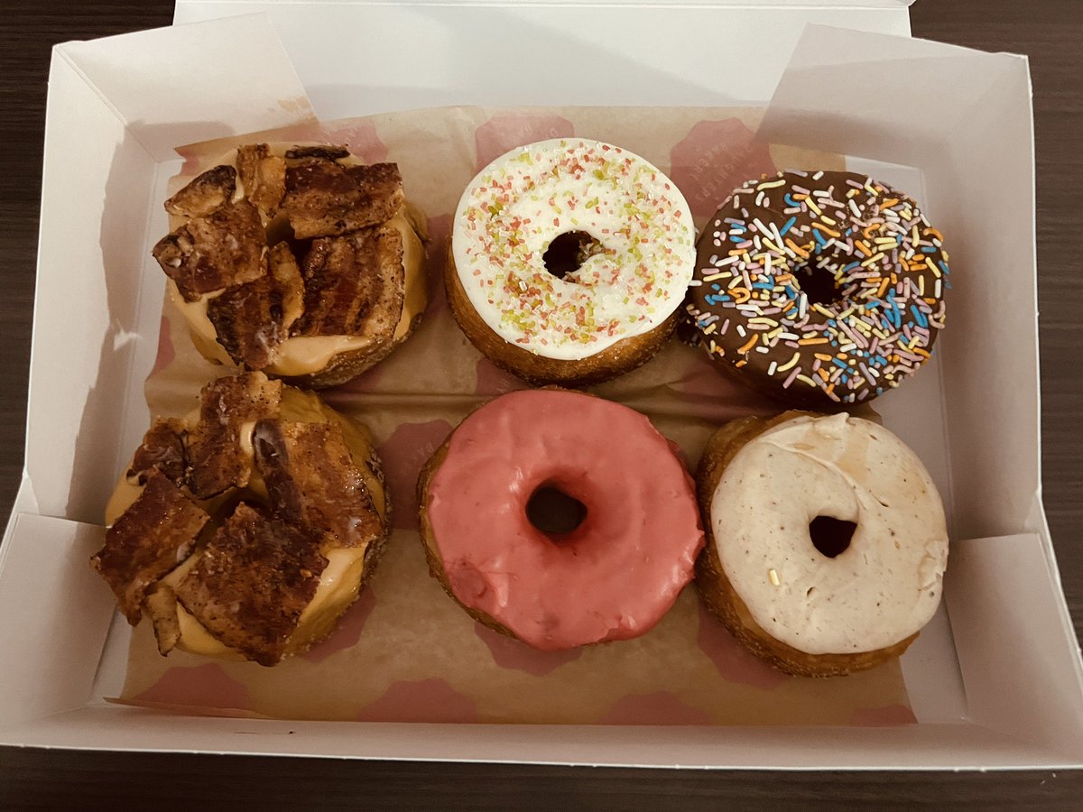 _SavannaElaine's tweet image. Y’ALL ALREADY KNOW WE HAD TO STOP AND GET OUR FAVORITE DOUGHNUTS 🤤🤤 @Five_Daughters