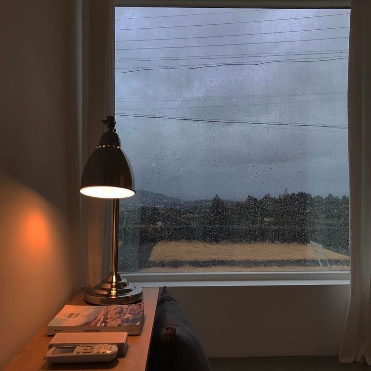 lafzane's tweet photo. • yol güzelse yürüyorum, çay sıcaksa içiyorum, kitap sararsa saatlerce okuyorum, ne kalabalığa ne de hayata küsüm hatta biraz benimsemiş ve içselleştirmiş bile olabilirim, ufak şeylerden mutluluk çıkarabilen minimalist yanıma sarılıp yaşamaya çalışıyorum. https://t.co/Y9MGk1Vix8
