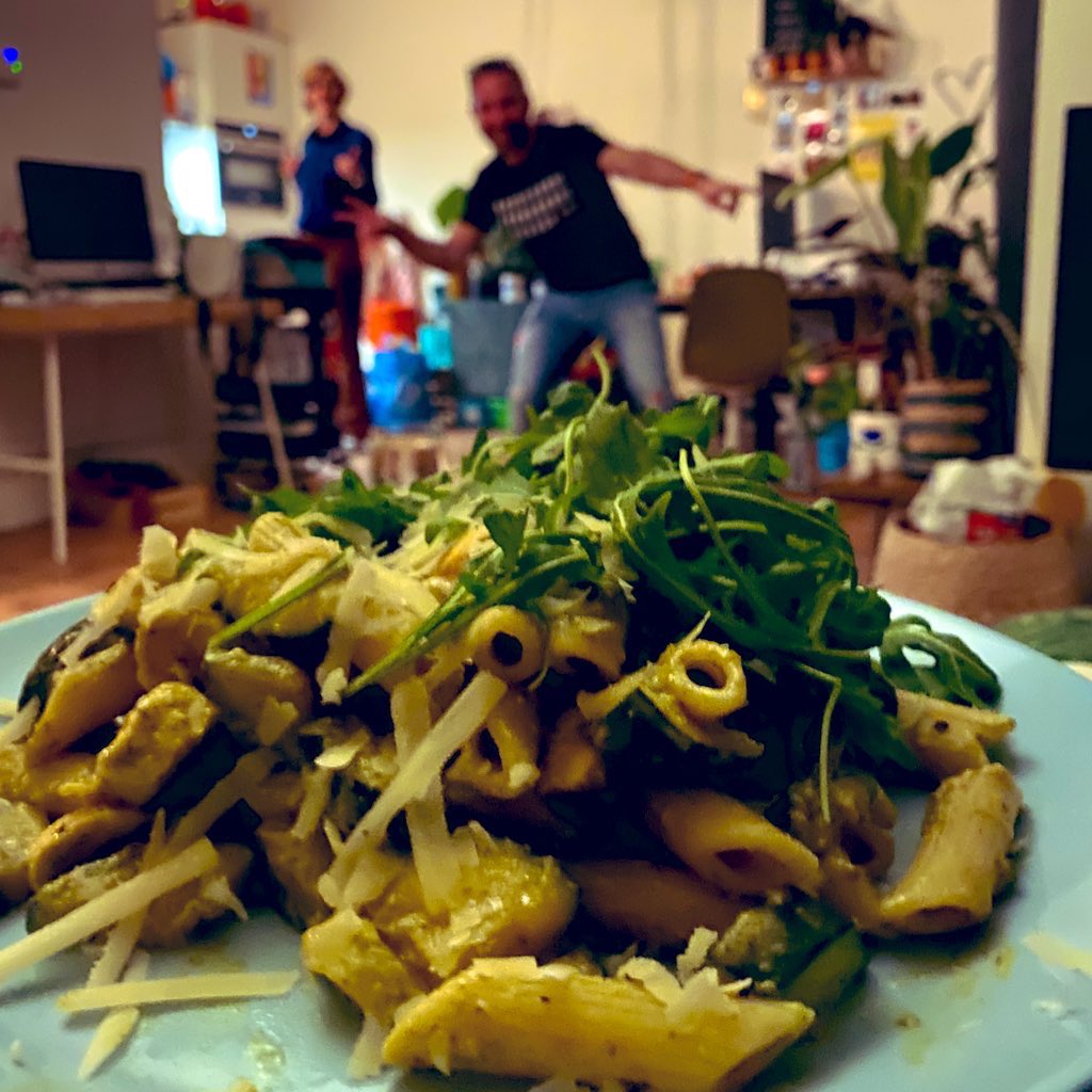 susannepannetje's tweet photo. Revalidatie vandaag was toch best wel een beetje pittig. Deze dagen zijn toch wel het lastigst, want op deze dagen mag ik alleen van en naar revalidatie krukken. En verder dus helemaal niks. 😅 Gelukkig kwamen er twee vriendjes langs om lekker te koken. ♥️ #brokenknee https://t.co/Ek5Ombs77O